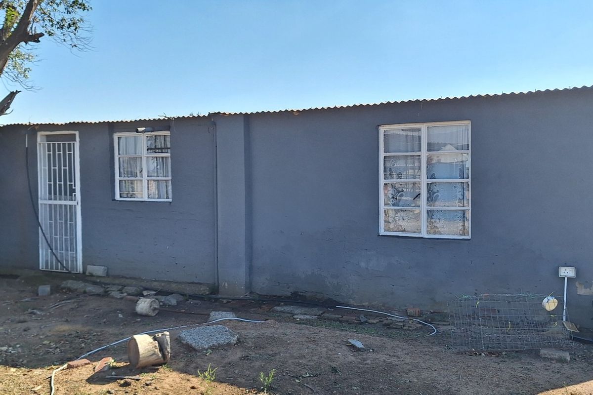 Small holding in the Vanderbijlpark area - for the big family - Photo 3