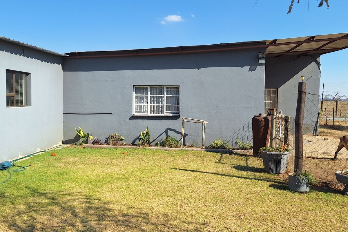 Small holding in the Vanderbijlpark area - for the big family - Photo 2