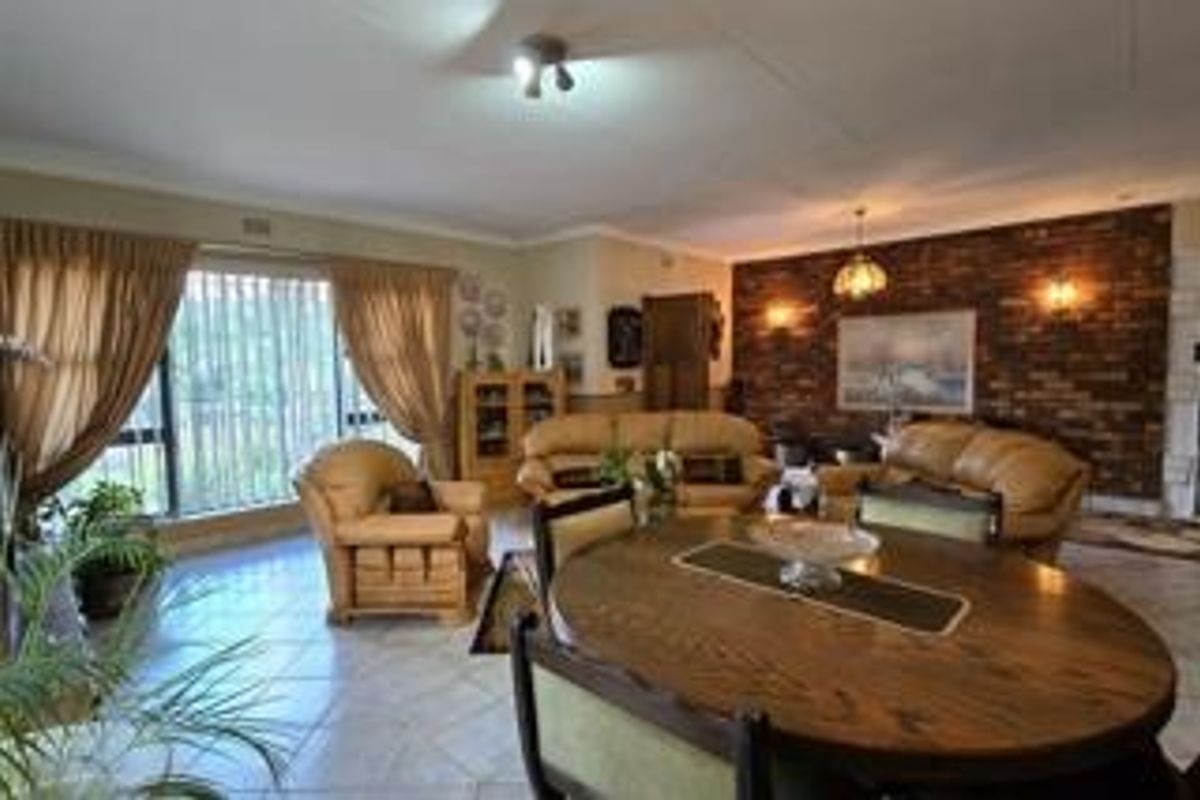 Elegant Three-Bedroom House for Sale in Kibler Park! - Photo 3