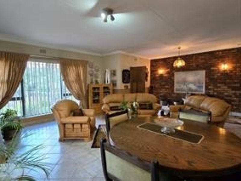 Elegant Three-Bedroom House for Sale in Kibler Park! - Photo 3