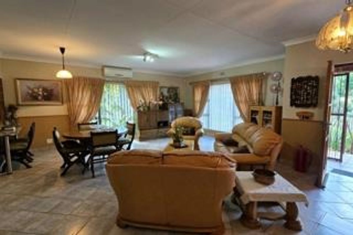 Elegant Three-Bedroom House for Sale in Kibler Park! - Photo 4