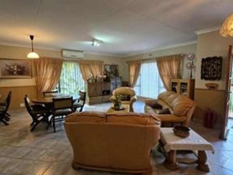 Elegant Three-Bedroom House for Sale in Kibler Park! - Photo 4