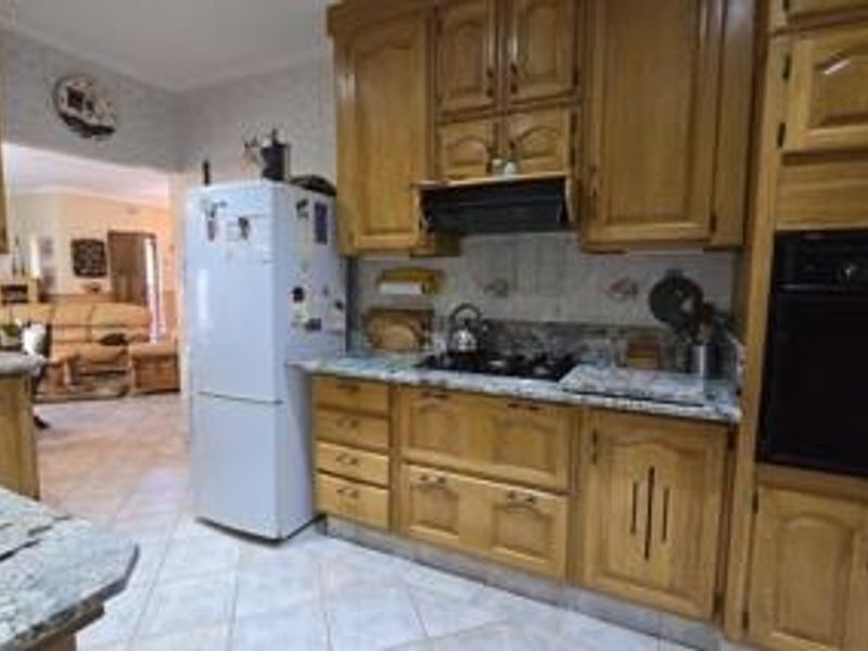 Elegant Three-Bedroom House for Sale in Kibler Park! - Photo 9