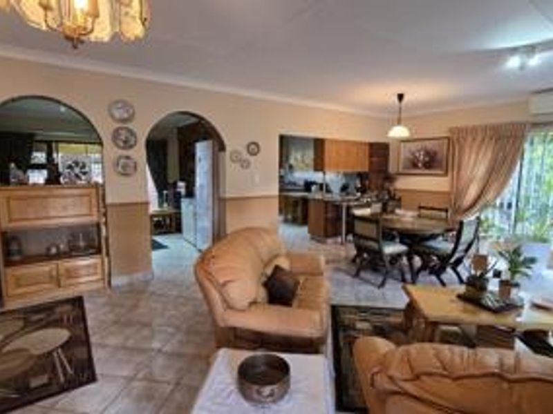 Elegant Three-Bedroom House for Sale in Kibler Park! - Photo 5