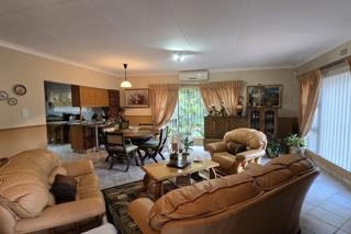 Elegant Three-Bedroom House for Sale in Kibler Park! - Photo 2