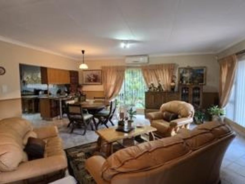 Elegant Three-Bedroom House for Sale in Kibler Park! - Photo 2