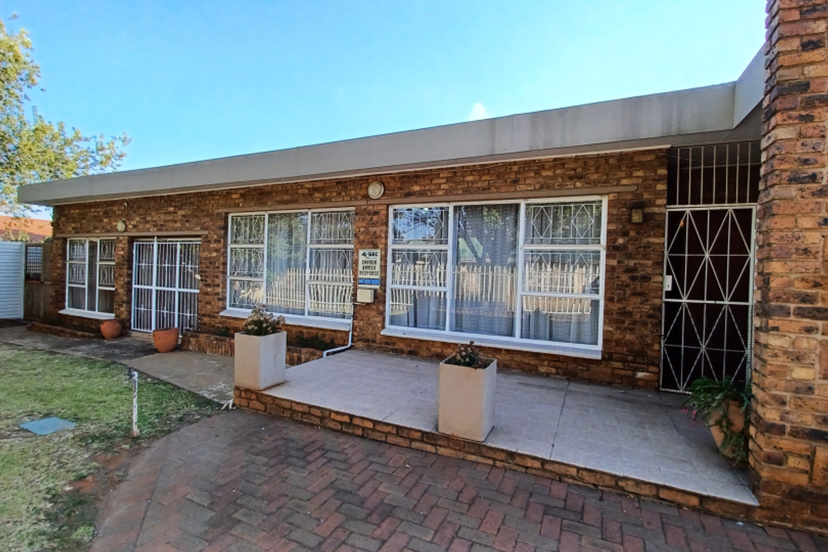 A GRAND PROPERTY, WITH FACILITIES FOR THE MOST DEMANDING FAMILY, SE2, VANDERBIJLPARK - Photo 5