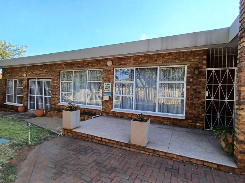 A GRAND PROPERTY, WITH FACILITIES FOR THE MOST DEMANDING FAMILY, SE2, VANDERBIJLPARK - Photo 5