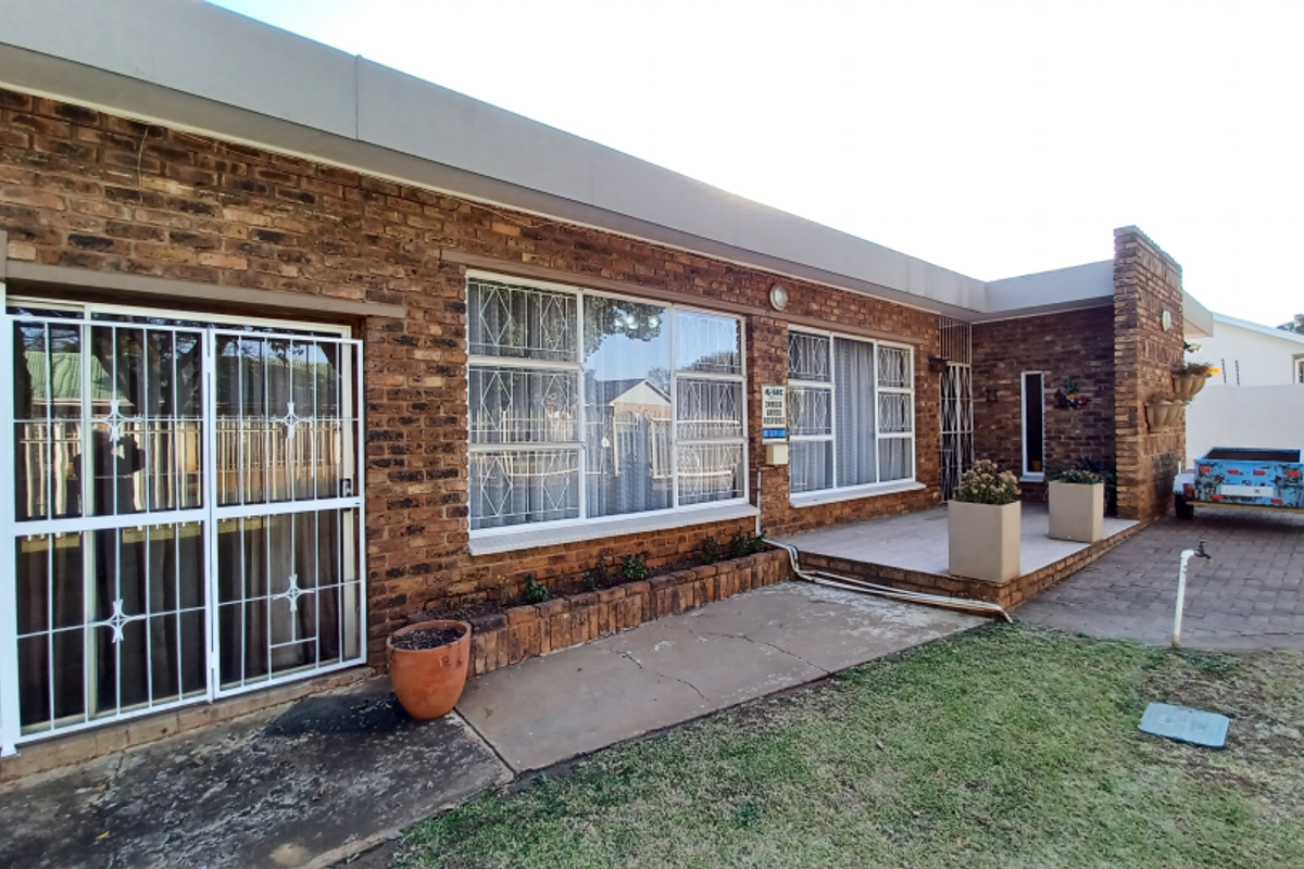 A GRAND PROPERTY, WITH FACILITIES FOR THE MOST DEMANDING FAMILY, SE2, VANDERBIJLPARK - Photo 4