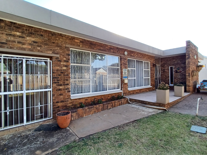 A GRAND PROPERTY, WITH FACILITIES FOR THE MOST DEMANDING FAMILY, SE2, VANDERBIJLPARK - Photo 4