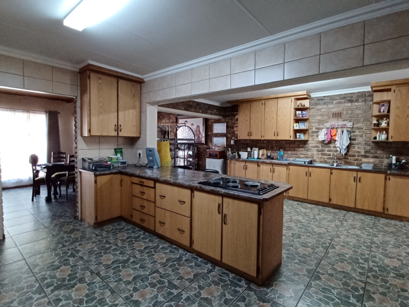 A GRAND PROPERTY, WITH FACILITIES FOR THE MOST DEMANDING FAMILY, SE2, VANDERBIJLPARK - Photo 10