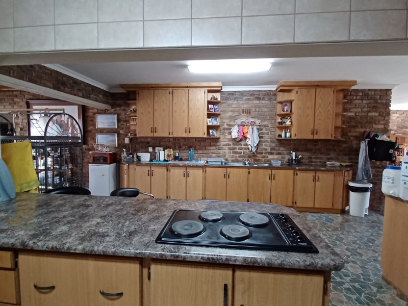 A GRAND PROPERTY, WITH FACILITIES FOR THE MOST DEMANDING FAMILY, SE2, VANDERBIJLPARK - Photo 9