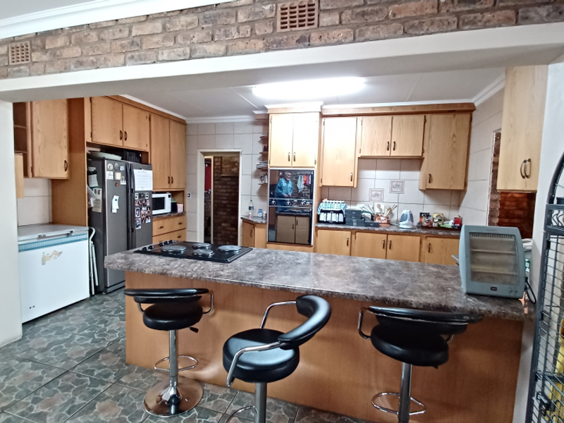 A GRAND PROPERTY, WITH FACILITIES FOR THE MOST DEMANDING FAMILY, SE2, VANDERBIJLPARK - Photo 8