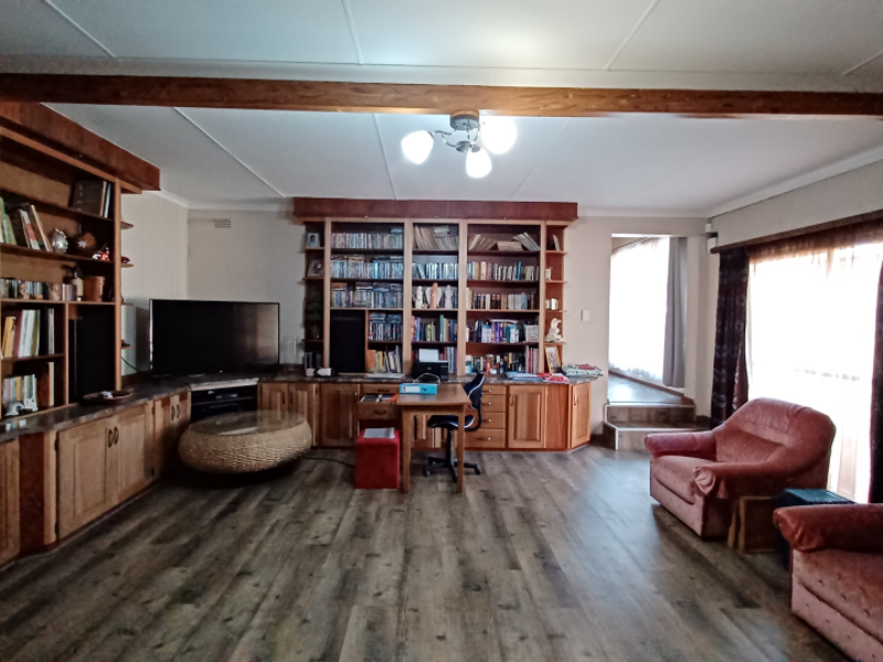 A GRAND PROPERTY, WITH FACILITIES FOR THE MOST DEMANDING FAMILY, SE2, VANDERBIJLPARK - Photo 3