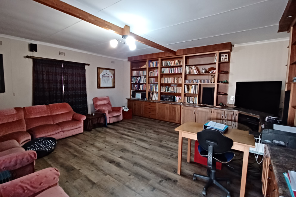 A GRAND PROPERTY, WITH FACILITIES FOR THE MOST DEMANDING FAMILY, SE2, VANDERBIJLPARK - Photo 2