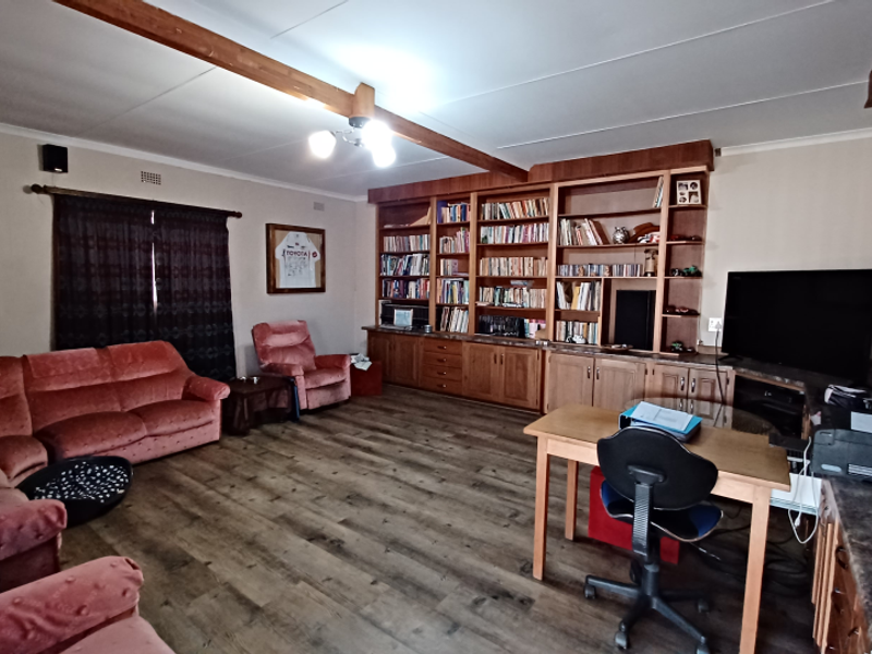 A GRAND PROPERTY, WITH FACILITIES FOR THE MOST DEMANDING FAMILY, SE2, VANDERBIJLPARK - Photo 2