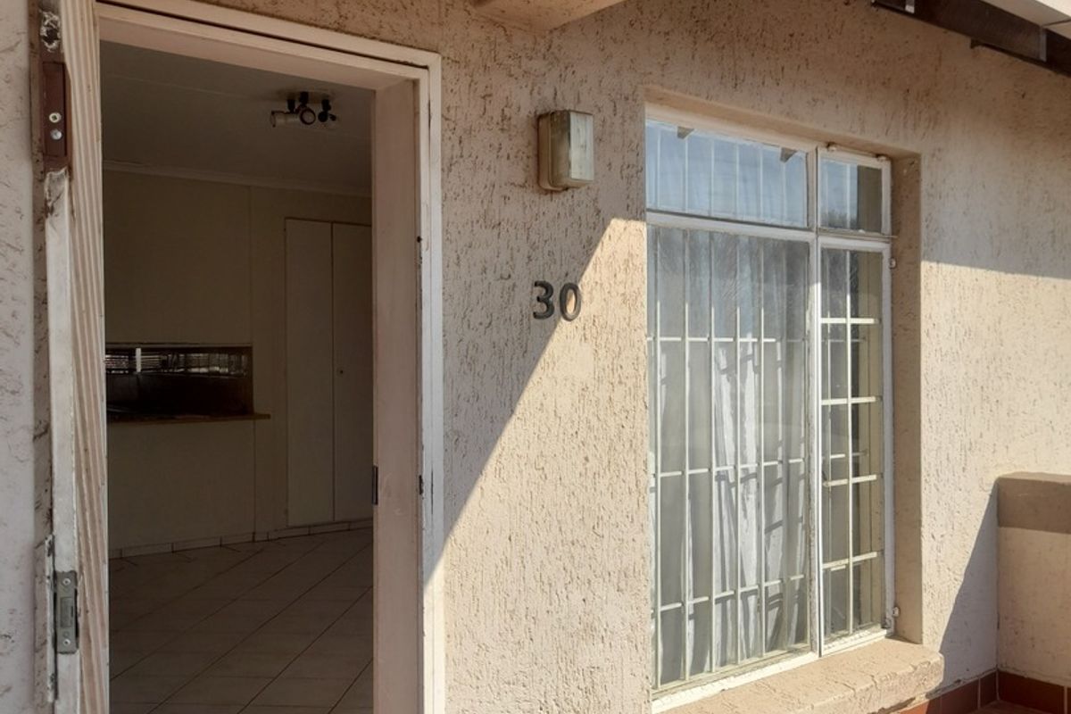 Townhouse For Sale In Johannesburg - Photo 4