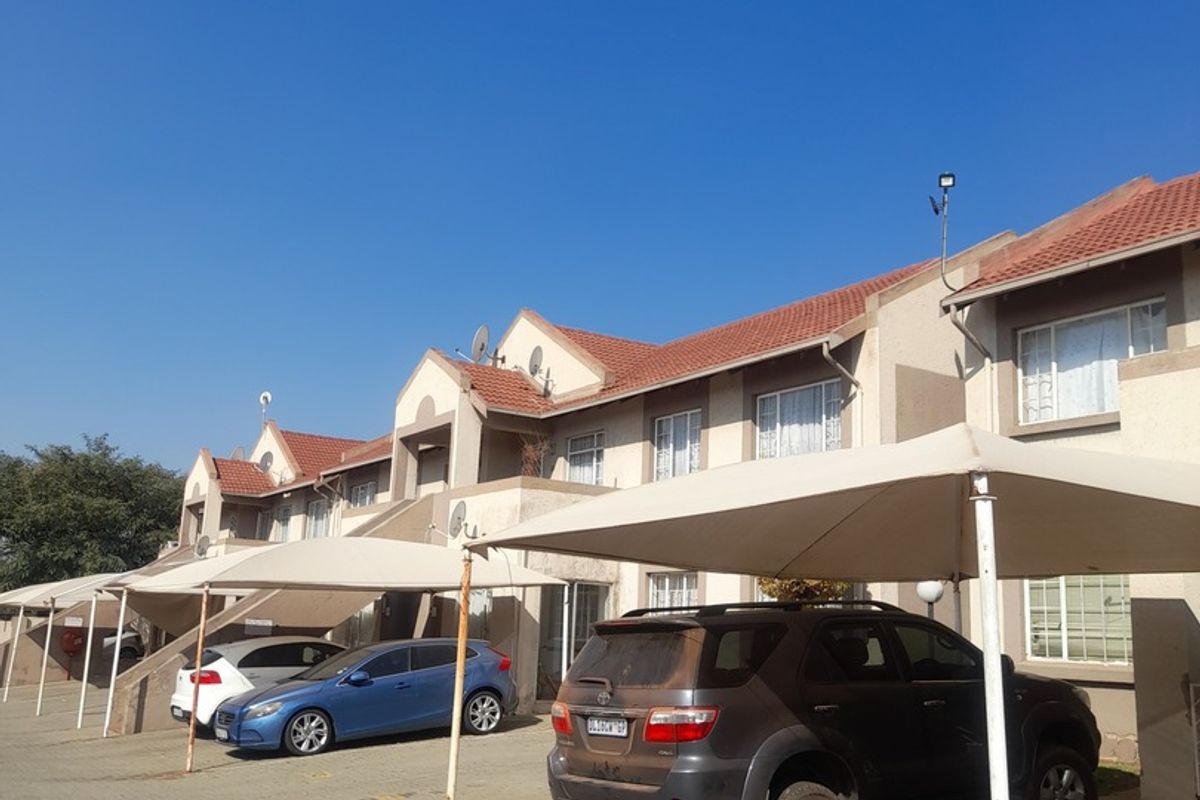 Townhouse For Sale In Johannesburg - Photo 3