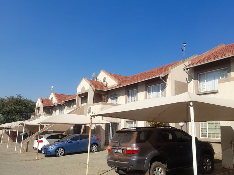 Townhouse For Sale In Johannesburg - Photo 3