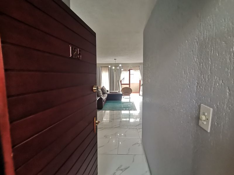 Modern Exquisite Two-Bedroom Townhouse Apartment in St Tropez Complex, Newmarket Park - Photo 3