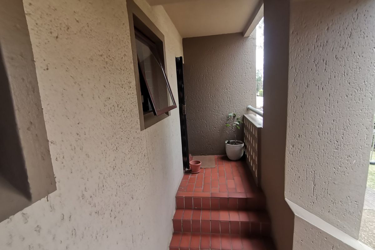 Modern Exquisite Two-Bedroom Townhouse Apartment in St Tropez Complex, Newmarket Park - Photo 2