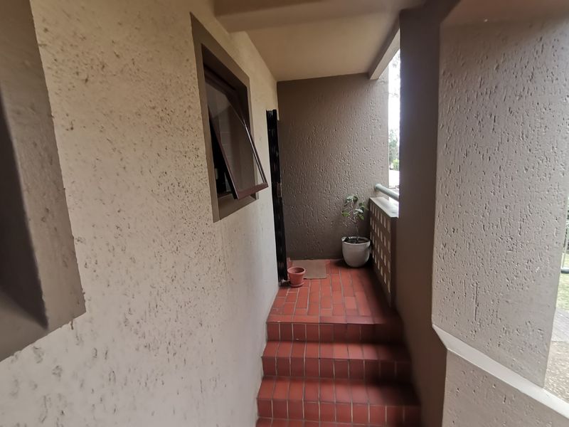 Modern Exquisite Two-Bedroom Townhouse Apartment in St Tropez Complex, Newmarket Park - Photo 2