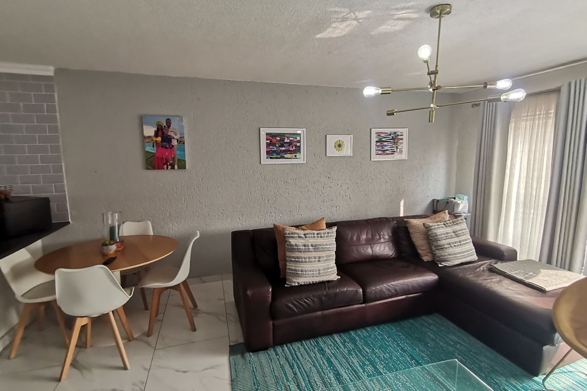 Modern Exquisite Two-Bedroom Townhouse Apartment in St Tropez Complex, Newmarket Park - Photo 5