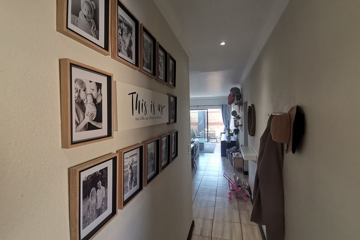 This stunning face brick cluster offers three bedrooms, two bathrooms, and an automated double gara - Photo 3