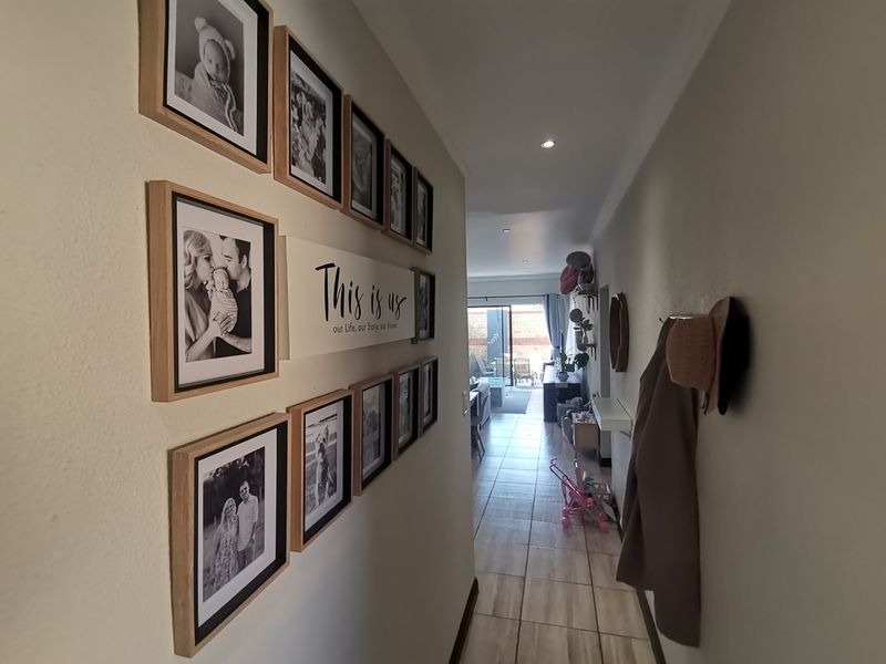 This stunning face brick cluster offers three bedrooms, two bathrooms, and an automated double gara - Photo 3