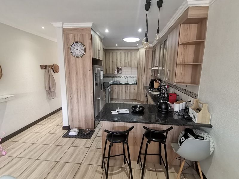 This stunning face brick cluster offers three bedrooms, two bathrooms, and an automated double gara - Photo 7