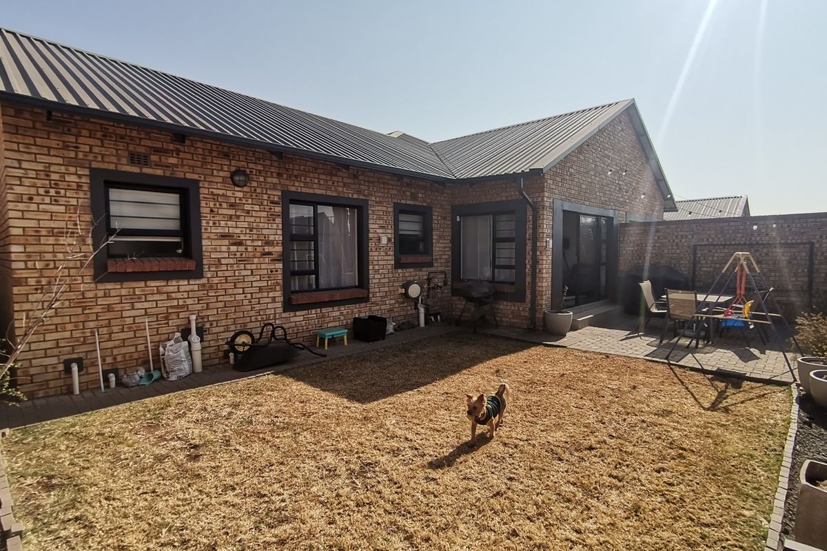 This stunning face brick cluster offers three bedrooms, two bathrooms, and an automated double gara - Photo 2