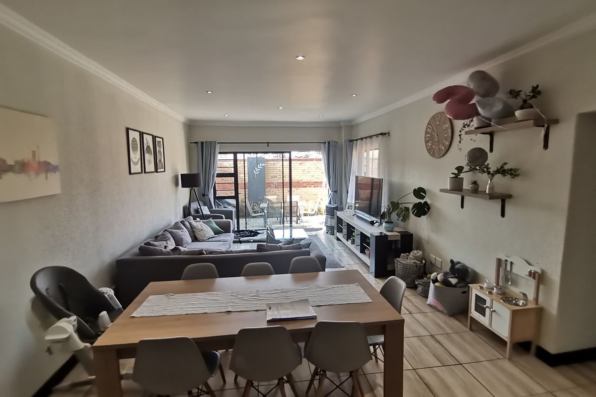 This stunning face brick cluster offers three bedrooms, two bathrooms, and an automated double gara - Photo 4