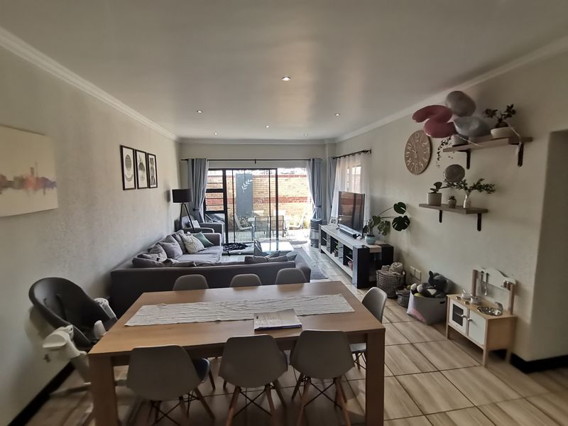 This stunning face brick cluster offers three bedrooms, two bathrooms, and an automated double gara - Photo 4