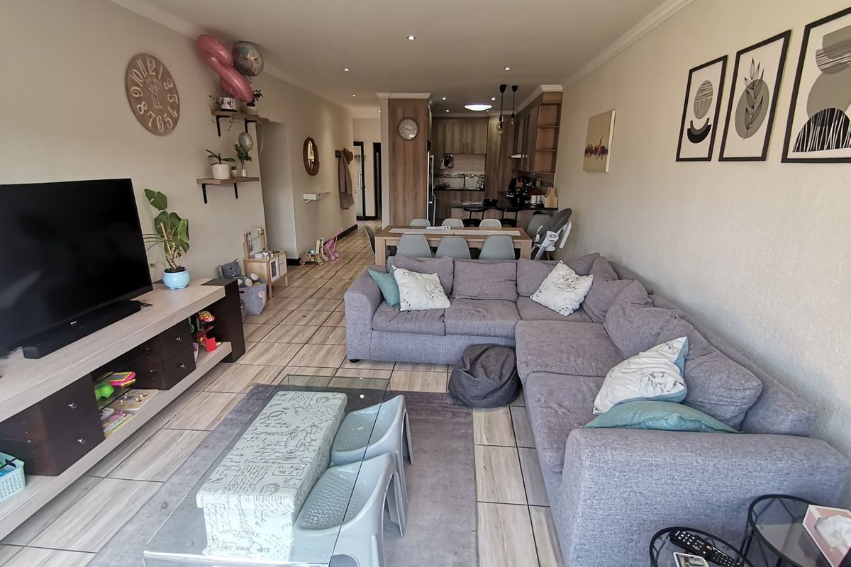 This stunning face brick cluster offers three bedrooms, two bathrooms, and an automated double gara - Photo 5