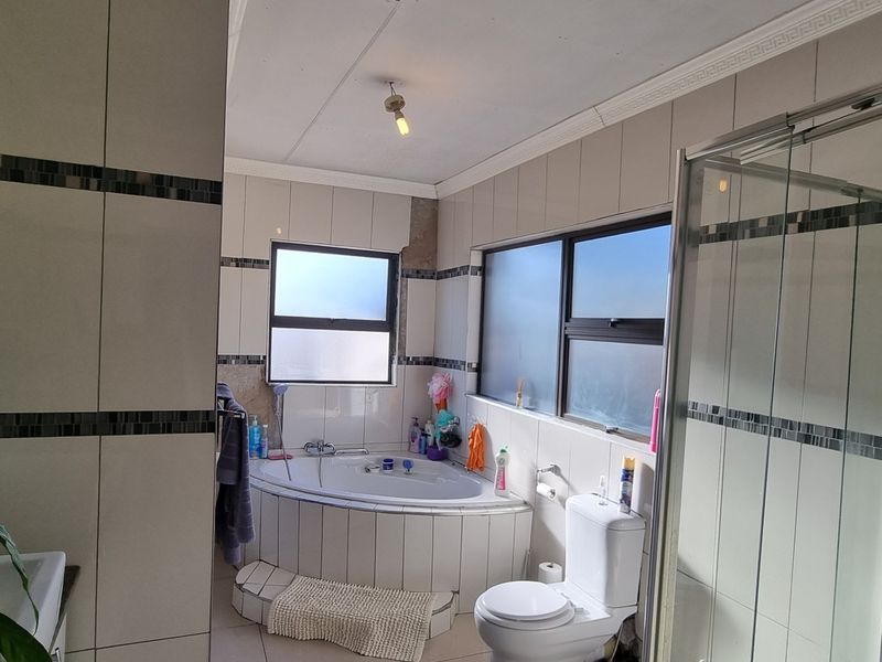 Beautifull 4-bedroom house in Riversdale - Photo 10