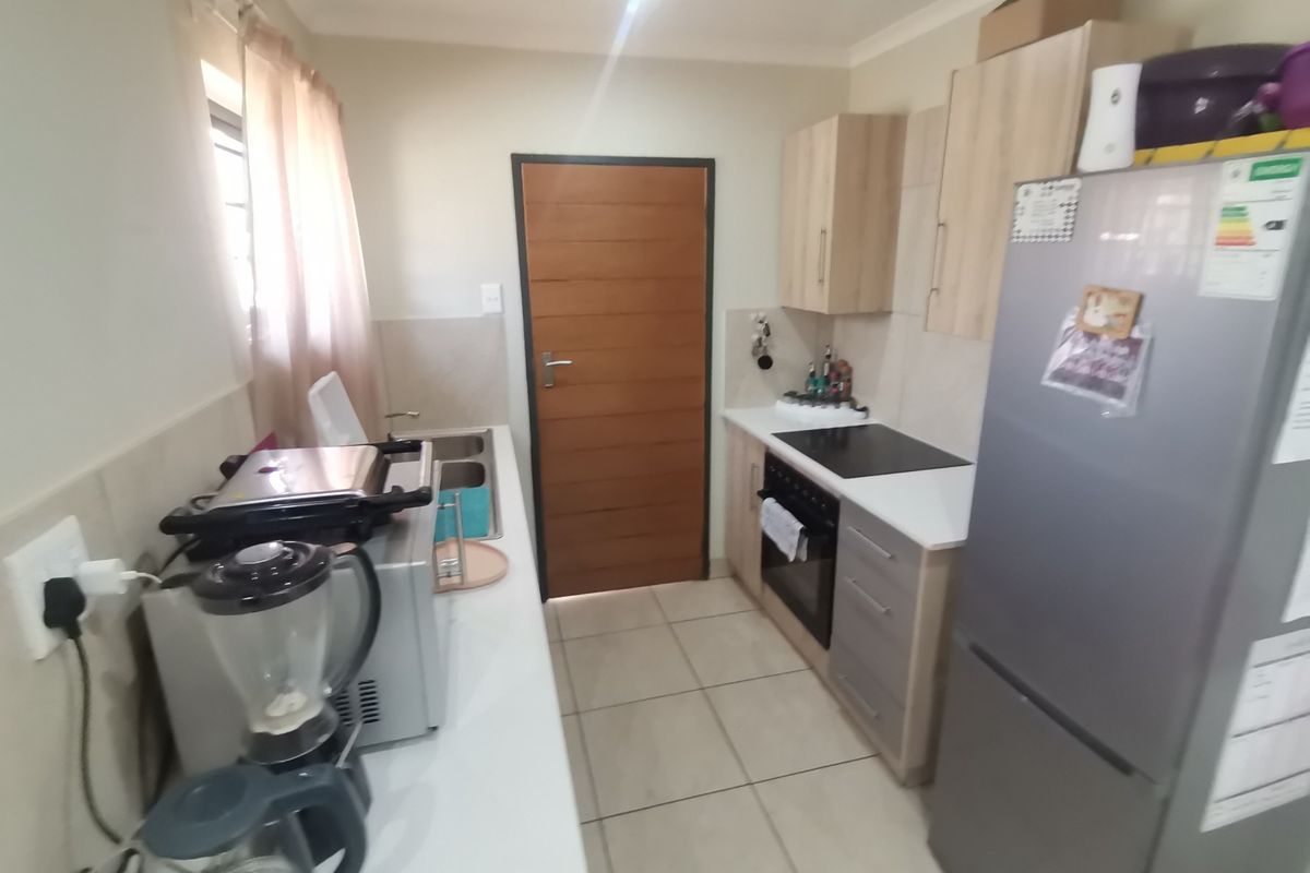 Modern Three Bedroom House with Single Carport and Garden! - Photo 5