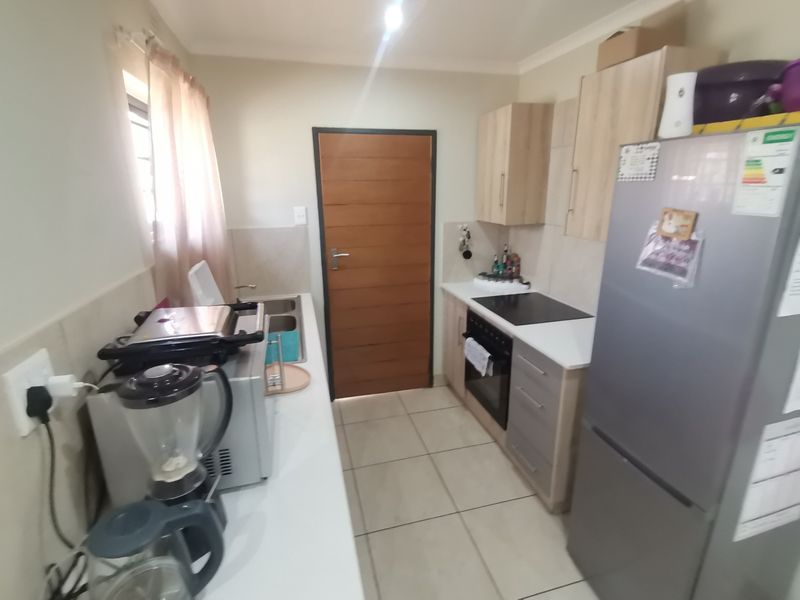 Modern Three Bedroom House with Single Carport and Garden! - Photo 5