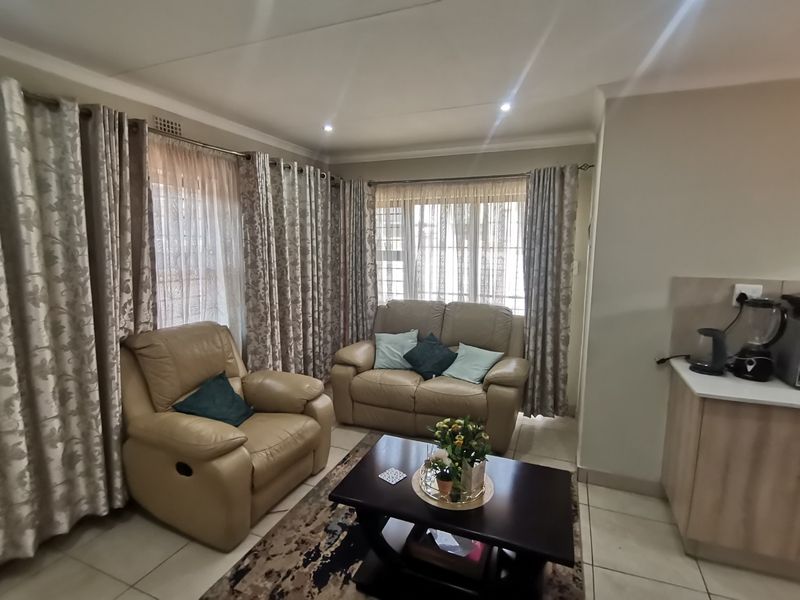 Modern Three Bedroom House with Single Carport and Garden! - Photo 9