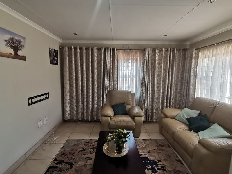 Modern Three Bedroom House with Single Carport and Garden! - Photo 10
