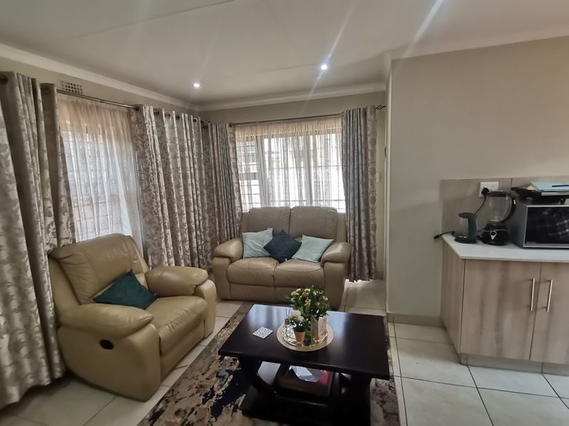 Modern Three Bedroom House with Single Carport and Garden! - Photo 8