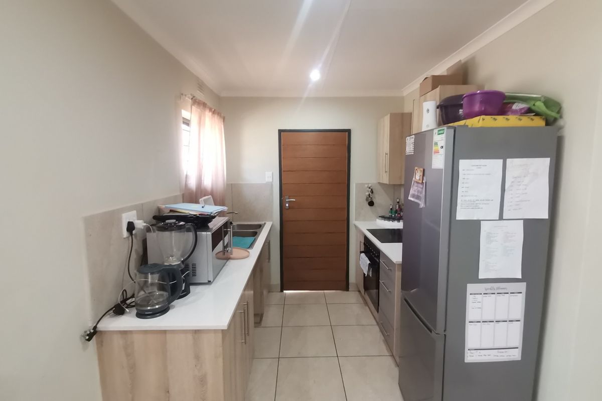 Modern Three Bedroom House with Single Carport and Garden! - Photo 3