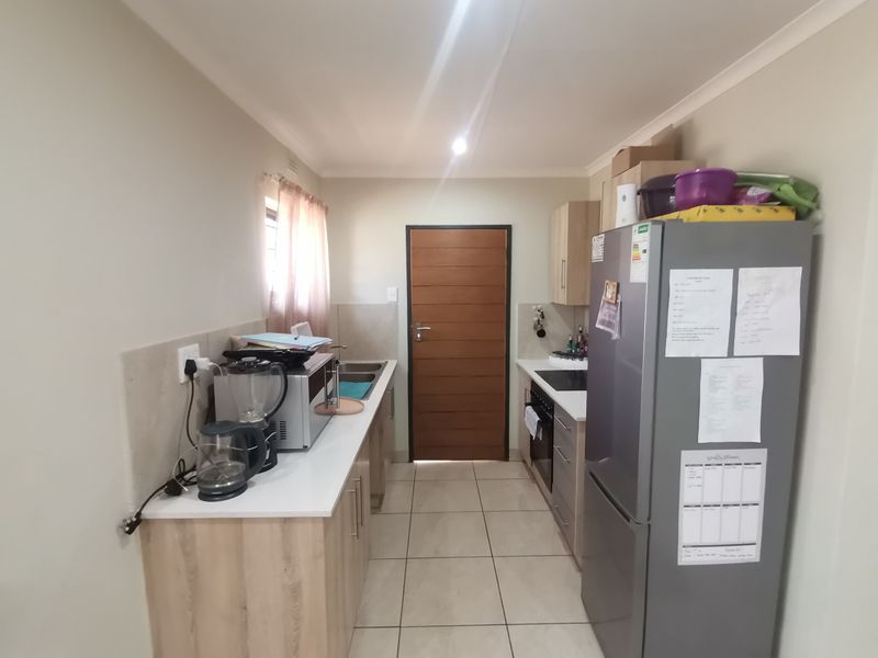 Modern Three Bedroom House with Single Carport and Garden! - Photo 3