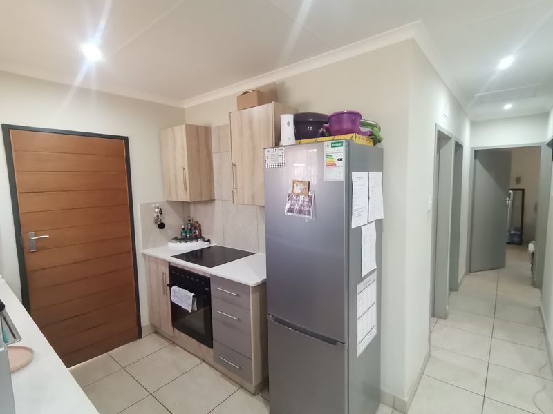 Modern Three Bedroom House with Single Carport and Garden! - Photo 4