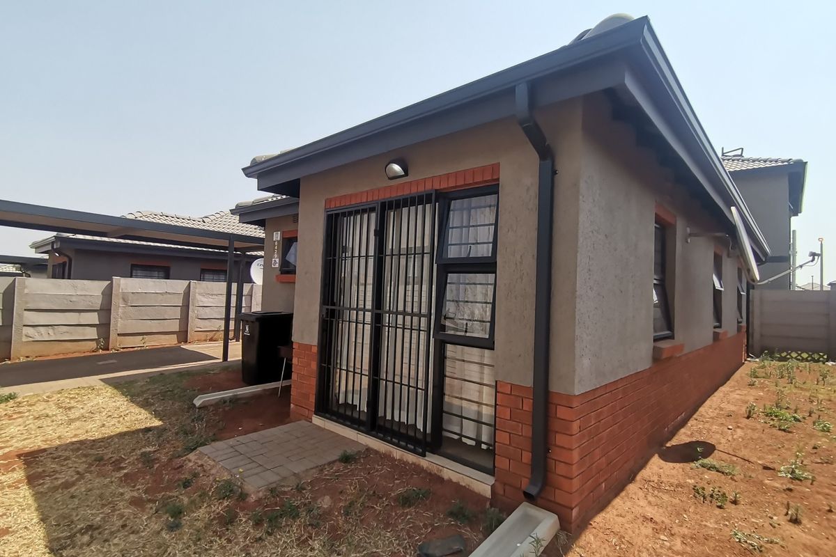Modern Three Bedroom House with Single Carport and Garden! - Photo 2