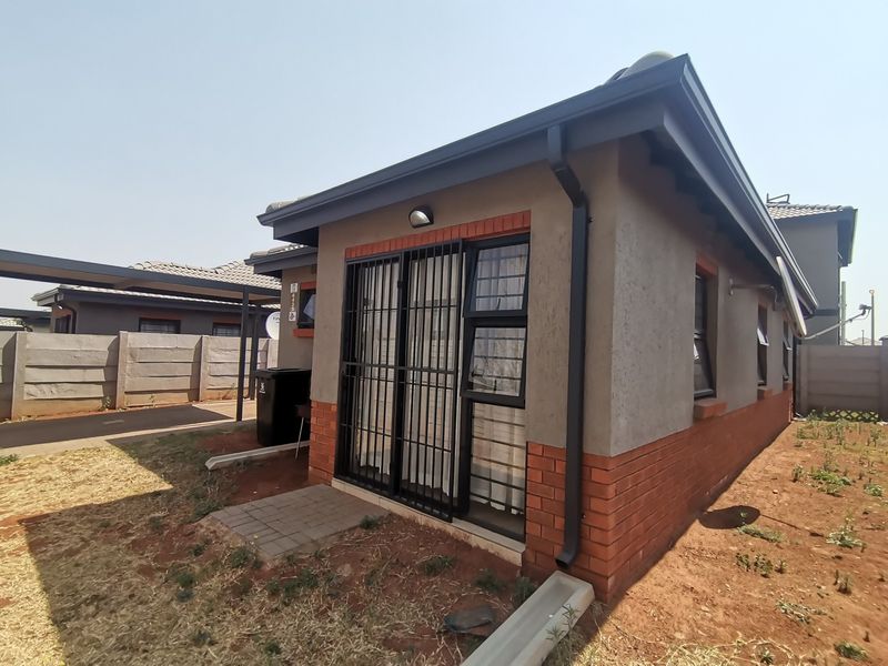 Modern Three Bedroom House with Single Carport and Garden! - Photo 2