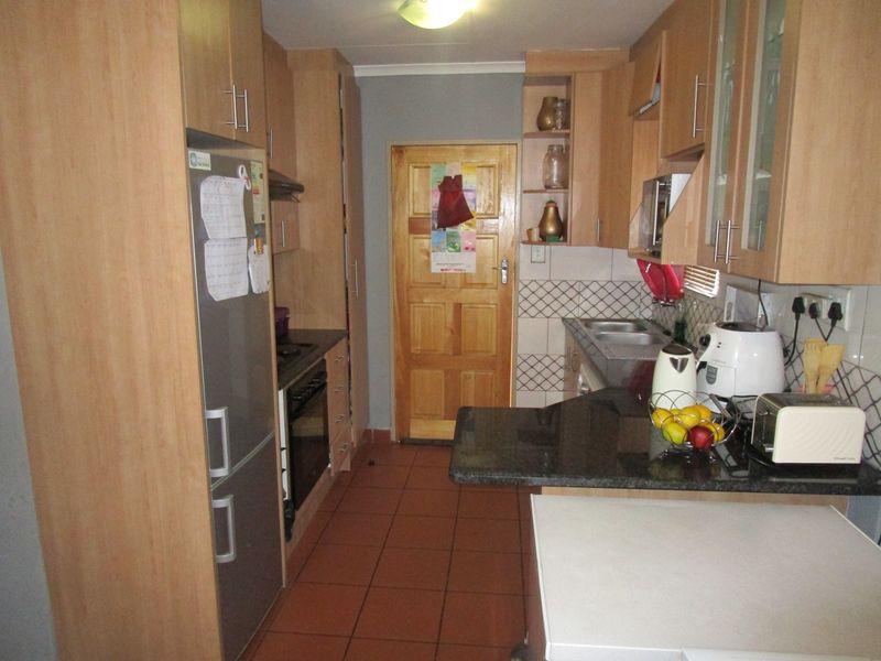 Modern  Three Bedroom House  with Open Plan Living Area and a Carport  in sought after- Leopards Re - Photo 10