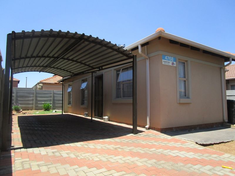 Modern  Three Bedroom House  with Open Plan Living Area and a Carport  in sought after- Leopards Re - Photo 2