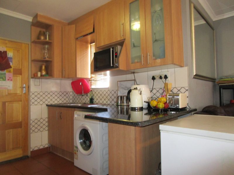 Modern  Three Bedroom House  with Open Plan Living Area and a Carport  in sought after- Leopards Re - Photo 7