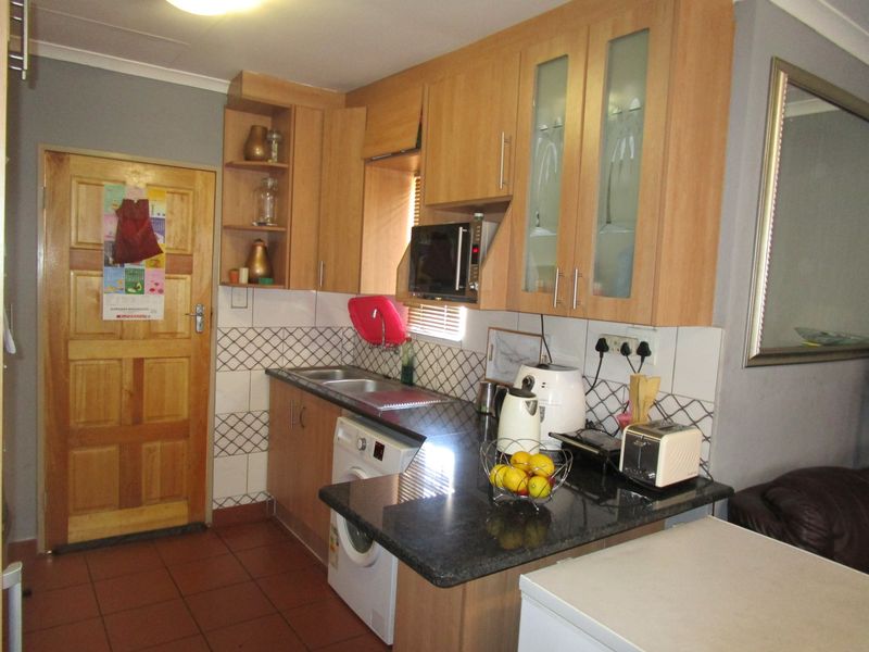 Modern  Three Bedroom House  with Open Plan Living Area and a Carport  in sought after- Leopards Re - Photo 8