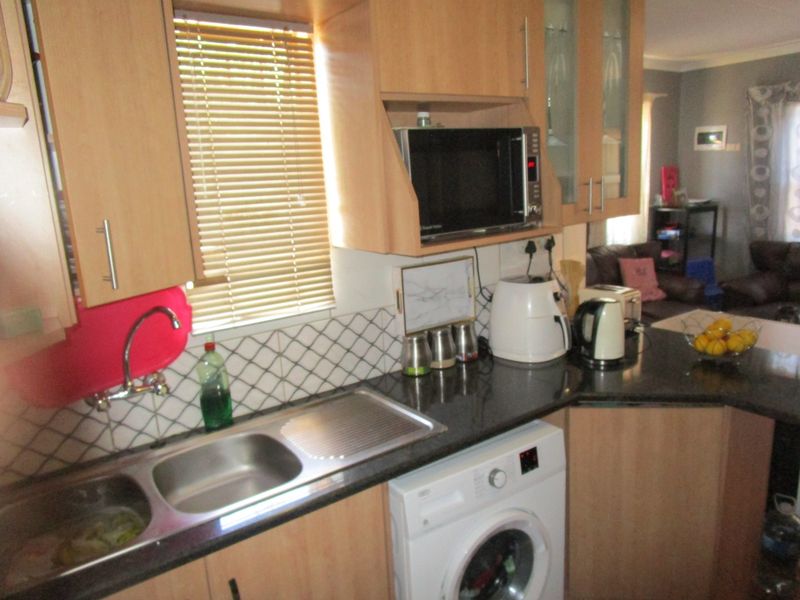 Modern  Three Bedroom House  with Open Plan Living Area and a Carport  in sought after- Leopards Re - Photo 9
